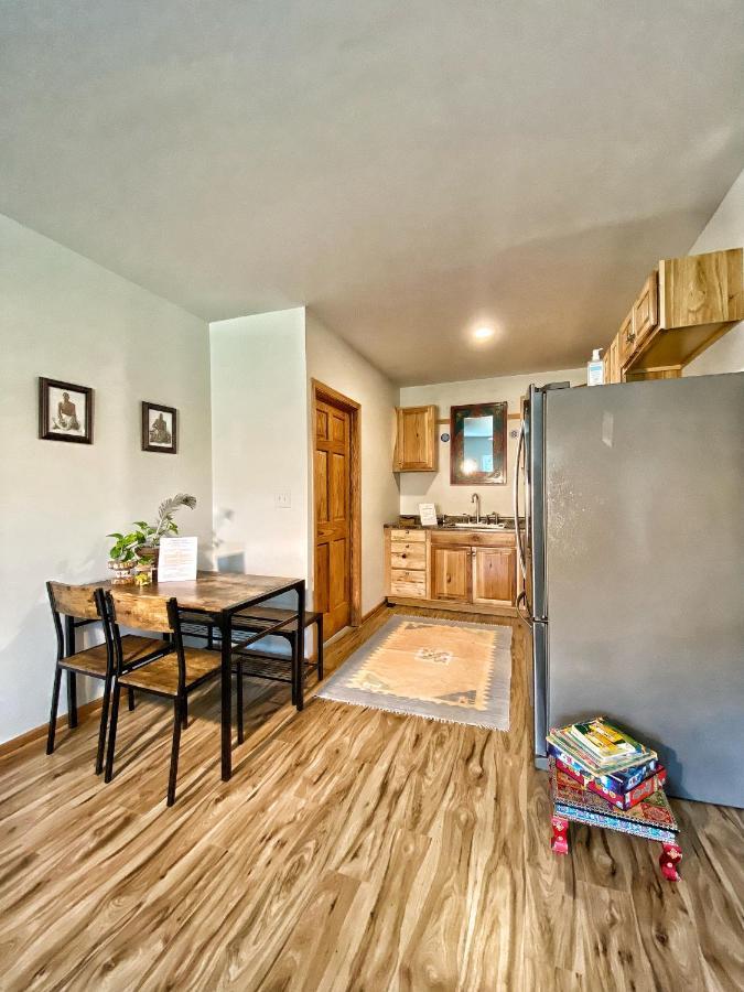 Apartmán Giriraja Ashraya Moundsville Exteriér fotografie